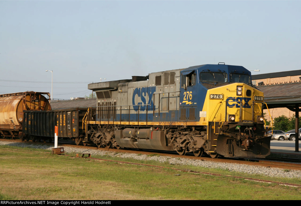 CSX 276 leads train F774 northbound